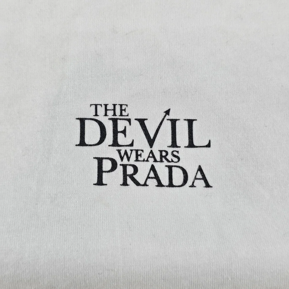 Uniqlo UT Devil Wears Prada Movie T-shirt Womans Sz Mediun White - Picture 3 of 8